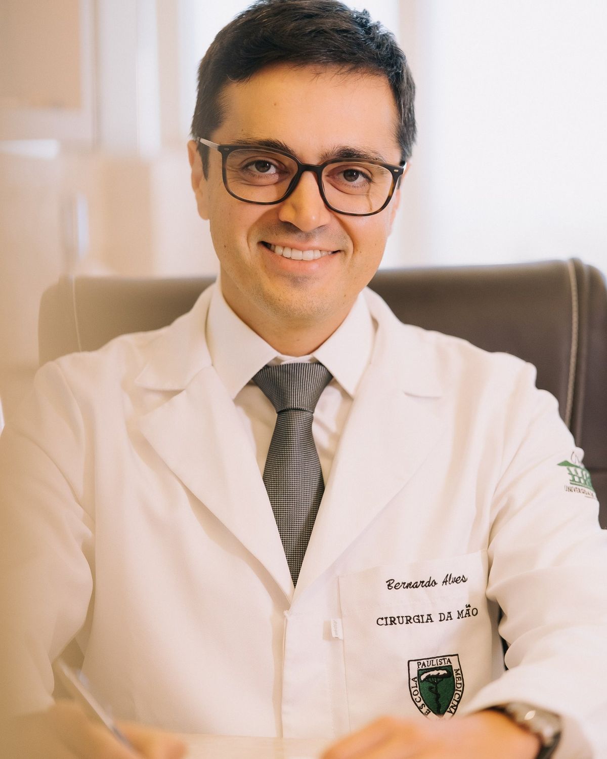 Dr. Bernardo Alves, cirurgião da mão e punho, em seu consultório em Pelotas