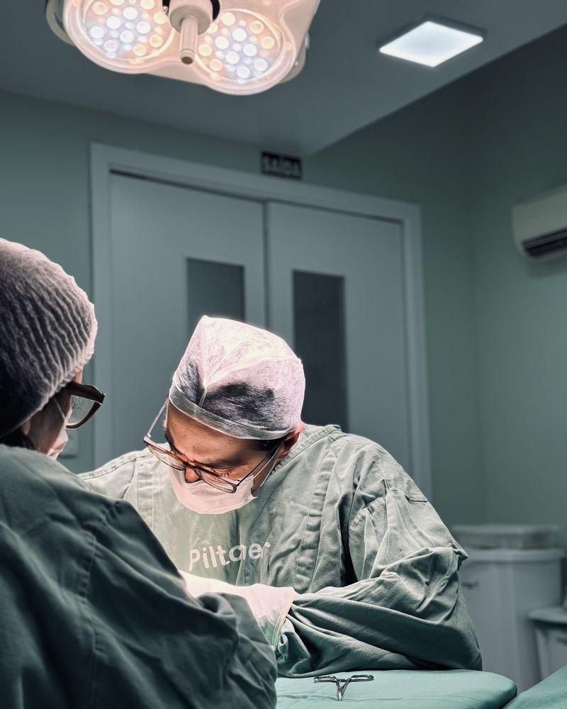 Dr. Bernardo Alves durante cirurgia da mão